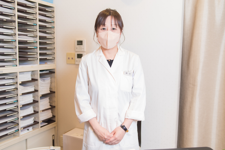 受付で出迎える女性の画像